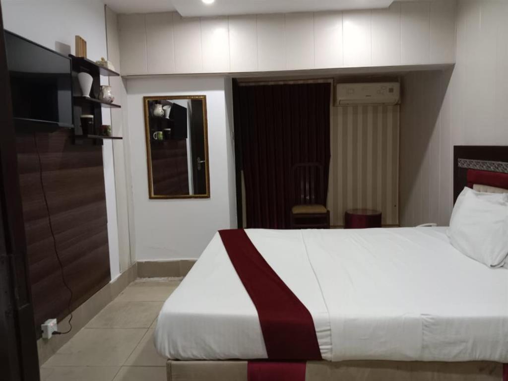 Helen One Hotel Лахор Экстерьер фото